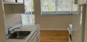 Experience Kitsilano: Studio Apartment Awaits! - Photo 2