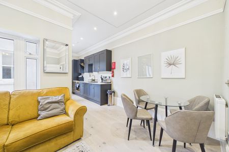 1 bedroom Flat in The Forbury, Reading - Photo 2