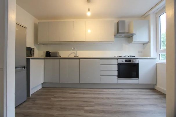 5 Bed Flat, Mansel Court, SW11 - Photo 1