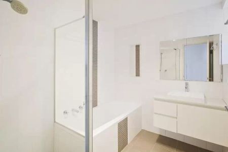 Spacious 3-Bedroom Apartment in the Heart of Neutral Bay - Photo 5