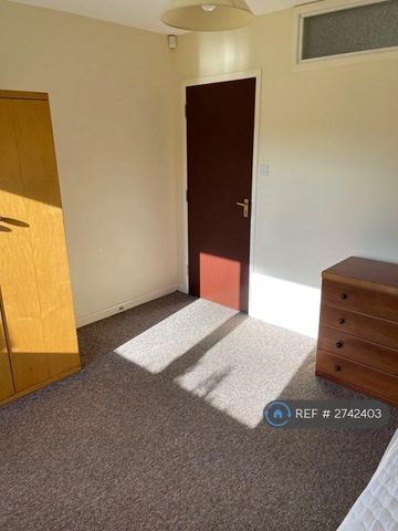 3 bedroom flat to rent - Photo 4