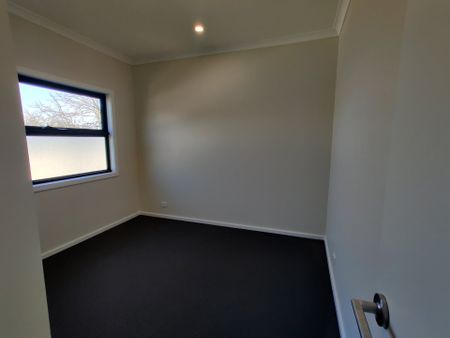 Stylish Townhouse in the heart of Lilydale - Photo 2