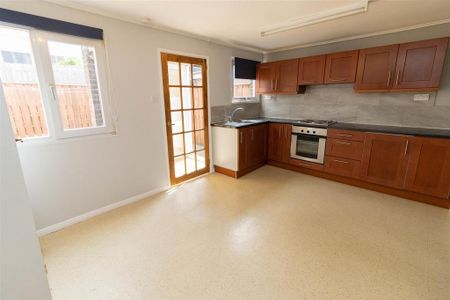 3 bedroom end of terrace house to rent - Photo 2