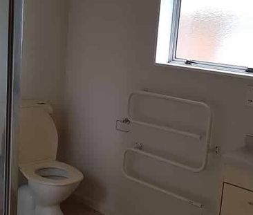 Spacious 2 bdrm house with a single secure garage - Photo 4