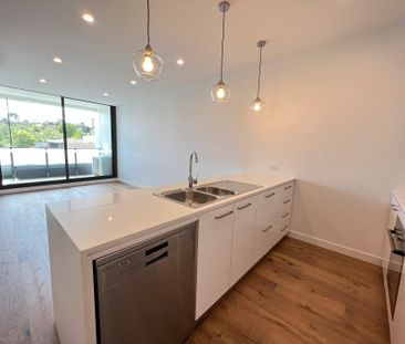 Luxury Living - 2 Bedroom Apartment with second bathroom and study. - Photo 2