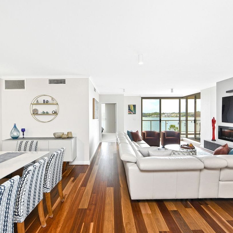 Stylish 3 Bedroom Sub Penthouse - Breathtaking Waterviews - Photo 1