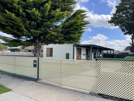 Neat & Tidy 3 Bedroom Home - Photo 2