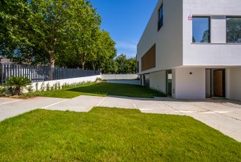Moradia T6 de arquitetura moderna inserida no Golfe de Oeiras