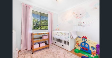 Three Bedroom Townhouse with Garage and Courtyard - Photo 2