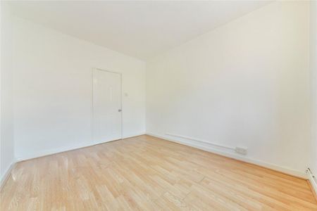 4 Bed Flat, Ravenet Court, SW11 - Photo 2