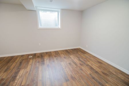 SPACIOUS 1 BEDROOM LOWER UNIT IN WELLAND!! - Photo 4