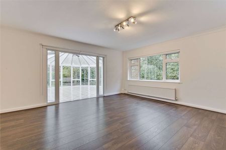 Detached four bedroom family house in Esher's most prestigious private estate. The house boasts open plan living across 2 floors, surrounded by beautiful landscaped gardens. - Photo 2