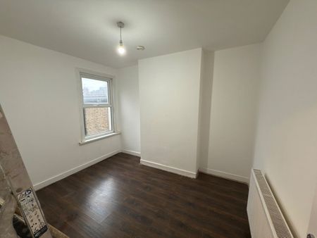 2 Bed Flat, London, E6 - Photo 2