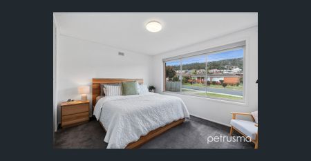 Modern Family Home - Photo 2