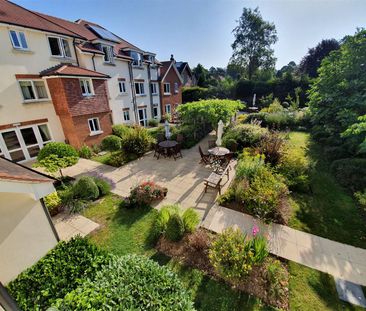 Cornerway Lodge, Hindhead - Photo 1