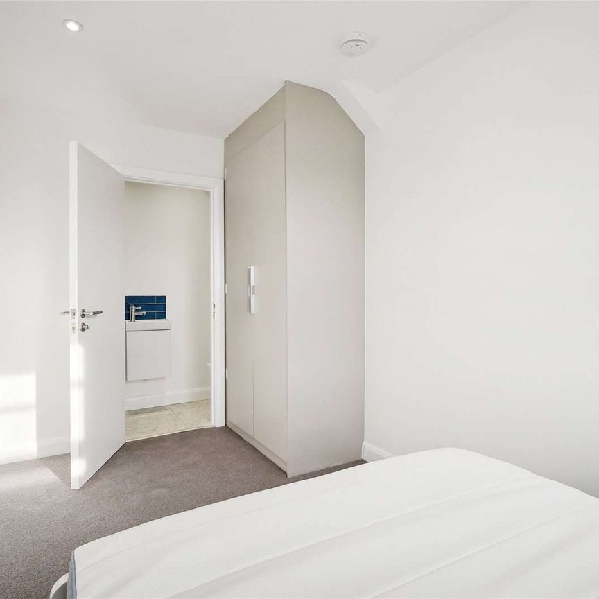 A modern two bedroom apartment located close to Clapham Junction. - Photo 1