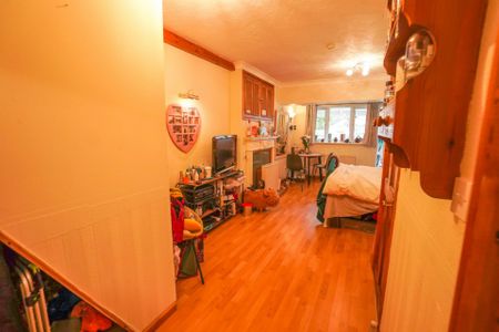 1 Bedroom Flat To Rent in Redhill - £750 pcm Tenancy Info - Photo 2