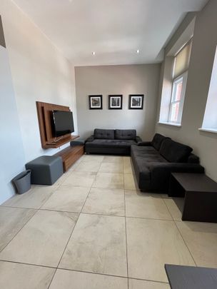2 Bed Flat, Trafalgar House, LS1 - Photo 1