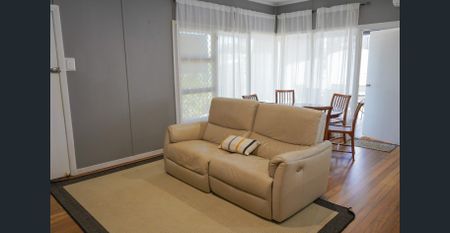 Secure and Ample Private Parking 3Bed 2Bath home ** ***FULLY SERVICED and FURNISHED **Townsville Premium Properties for Medium-Term ** - Photo 3