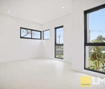 BRAND NEW LUXURY HOME - Photo 3