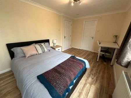 1 bedroom in a house share to rent - Photo 2