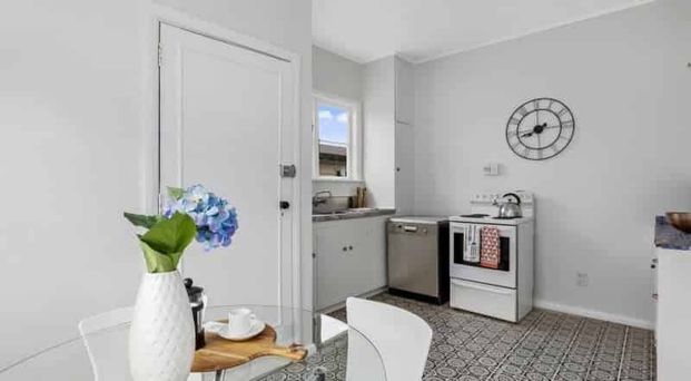 Sunny beautiful house close to all amenities - Photo 1