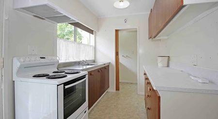 Sunny home in Bucklands Beach - Photo 2