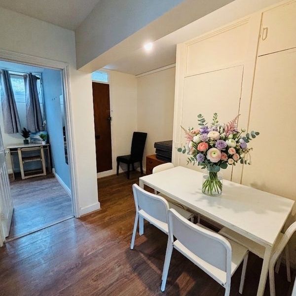Room in a Shared Flat, Thomas Baines Road, SW11 - Photo 1