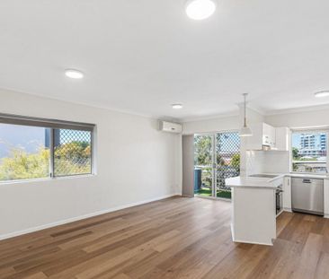 Stylish Top Floor Apartment in the Heart of Nundah - Photo 1