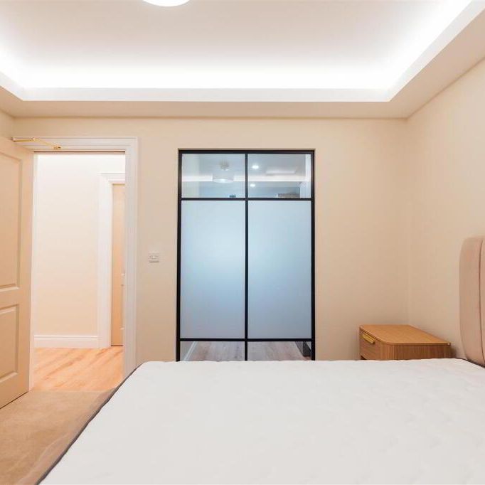 Apt 8, 5 Lower Crescent, Botanic, Belfast, BT7 1NR - Photo 1