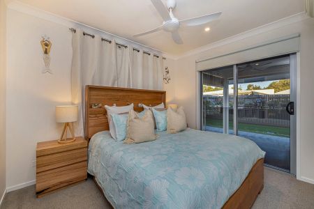 Spacious & Stylish Family Home in Parklakes - Photo 3