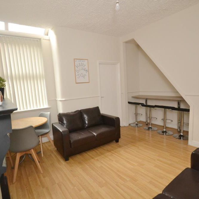 4 bedroom terraced house to rent - Photo 1