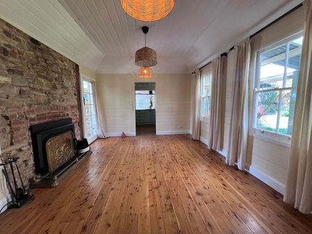 Cozy Cottage Including 3 Studios! IDEAL LOCATION! - Photo 2