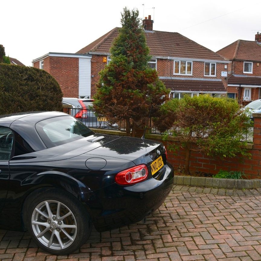 3 Bed Semi-Detached House, Queensthorpe Close, LS13 - Photo 1