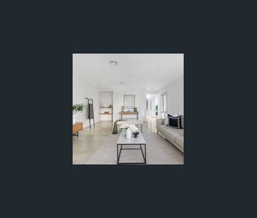 An oversized family home with enormous living room drenched with na... - Photo 1