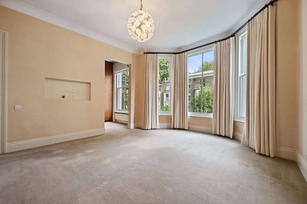 An exceptional Victorian townhouse with a private roof terrace and communal gardens. - Photo 1