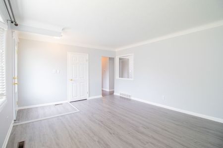 **SPACIOUS** BEAUTIFUL 3 BEDROOM MAIN UNIT IN WELLAND!! - Photo 2