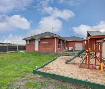 Spacious 4-Bedroom Family Home in Prime Location! - Photo 1