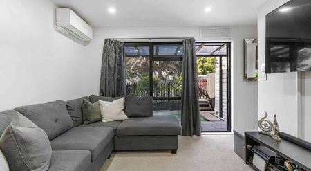 2/4 Harry Ward Place, Henderson - Photo 2