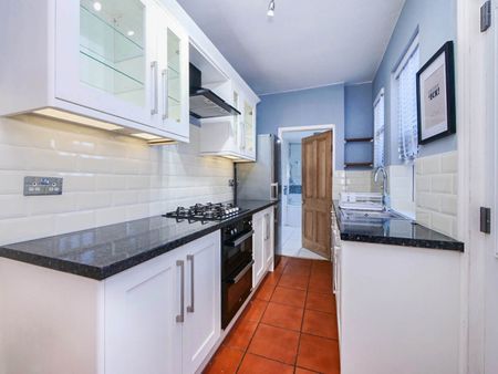 Spacious 2 bedroom house next to Acomb highstreet - Photo 4