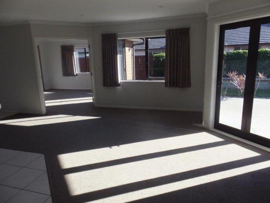 Spacious 4 bedroom in Rototuna - Photo 1