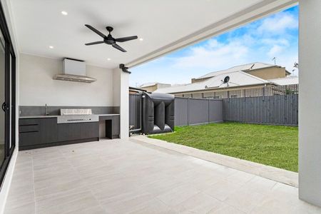 Modern and Comfortable Home - Take advantage of everything Newport has to Offer! - Photo 3