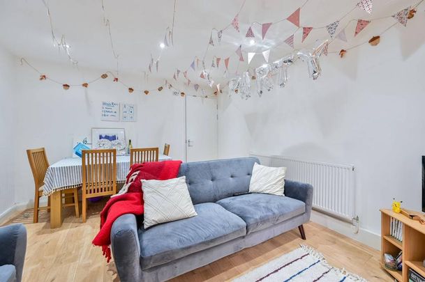 3 bedroom end of terrace house to rent - Photo 1