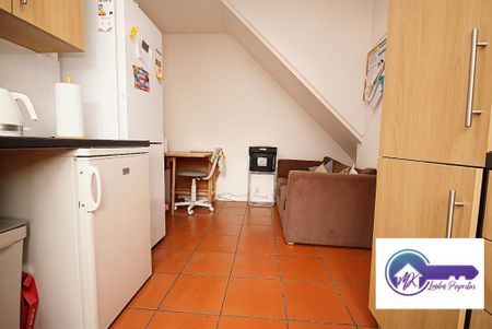 4 bedroom flat to rent - Photo 2