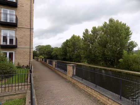 Waterside Court - Photo 2