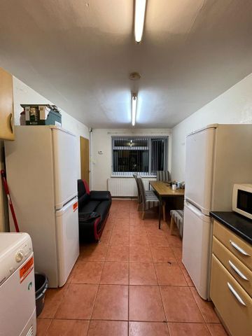 1 bedroom in a house share to rent - Photo 3