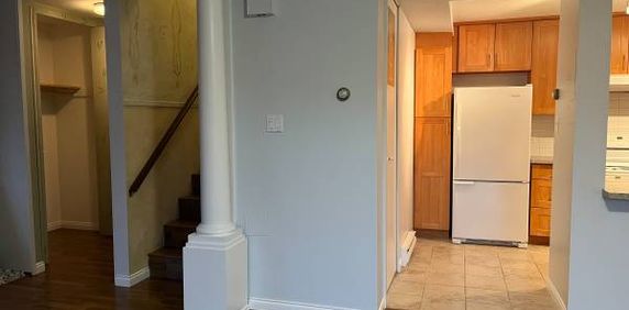 Unfurnished 2lvl 2bdrm 1.5bath stacked townhome Ambleside - Photo 2