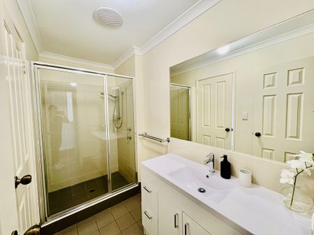 Beautifully Furnished 3 Bedroom, 2 Bathroom Modern Townhouse - Photo 3