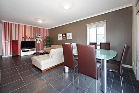 7 Derwent Close, Caroline Springs - Photo 4