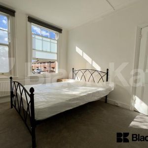 Bright & airy two bedroomed period conversion with charming patio garden - Photo 2